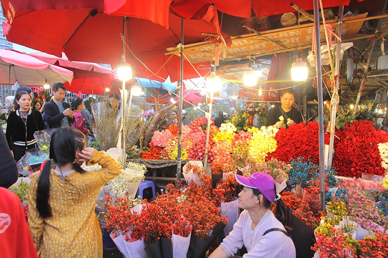 Nhiều loại hoa phong phú được bày bán tại chợ.