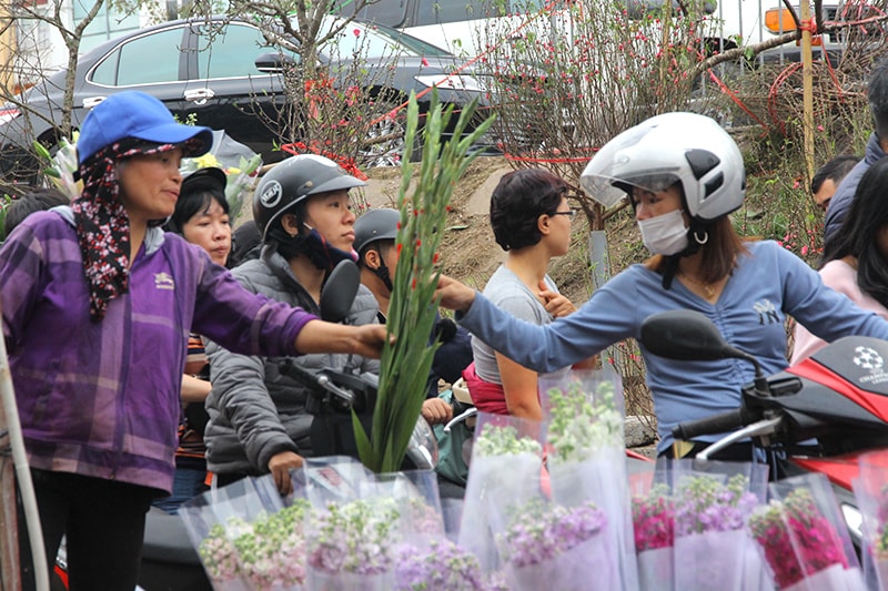 Do quá đông, nhiều người chọn cách mua hoa ngay trên xe.