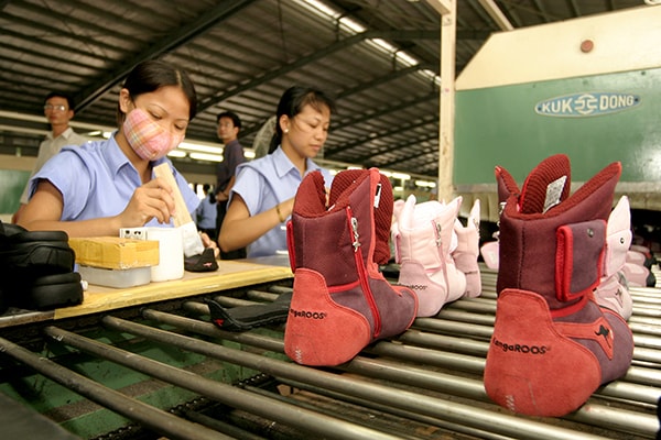Hải Phòng đang ở giai đoạn đầu một cuộc phục hưng mạnh mẽ trở về thời đại hoàng kim của mình.Ảnh: Sản xuất giày xuất khẩu tại Công ty Pacific, Hải Phòng