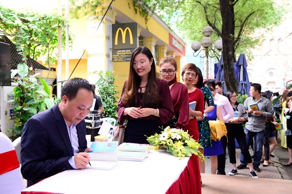 Với Phan Minh Thông, khơi nguồn cảm hứng khởi nghiệp chính là lựa chọn để anh đưa Phúc Sinh dấn thân vào mảng FMCG nội địa. Trong ảnh: Phan Minh Thông ký tặng sách chia sẻ sáng tạo kinh doanh và khởi nghiệp (Sách 