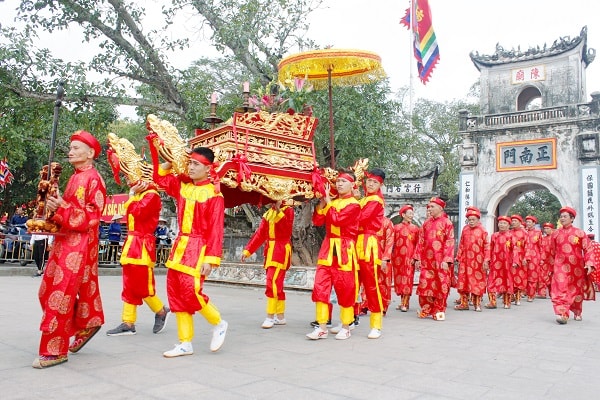 Đoàn rước kiệu Ngọc Lộ trong lễ khai ấn đền Trần, phường Lộc Vượng (Thành phố Nam Định). Ảnh: Viết Dư