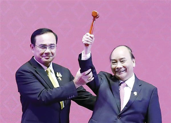 Thủ tướng Thái Lan Prayuth Chan-Ocha trao búa Chủ tịch ASEAN cho Thủ Tướng Việt Nam Nguyễn Xuân Phúc tại Lễ Bế mạc Hội nghị cấp cao ASEAN lần thứ 35 ở Bangkok, Thái Lan, 11/2019.