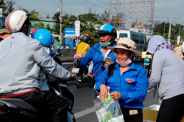 Dù phải là việc dưới cái nắng nóng chói chang, nhưng nụ cười vẫn luôn nở trên môi các bạn trẻ tình nguyện viên.