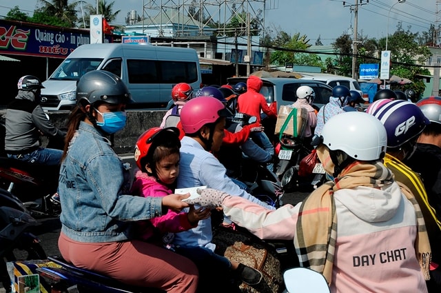 Khăn lạnh cũng được phát đến tận tay người dân.