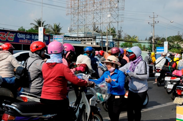 Những bịch bánh dành riêng cho các cháu nhỏ theo cha mẹ lên thành phố sinh sống