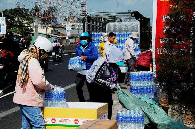 Các bạn trẻ tình nguyện viên làm việc dưới cái nắng chói chang của mùa khô Nam Bộ.