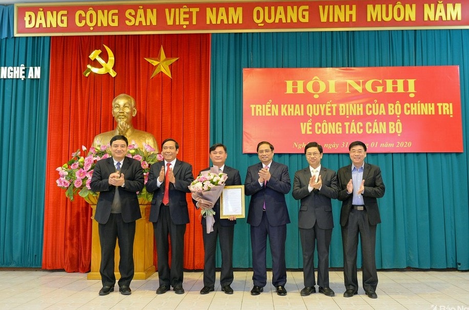 Trưởng ban Tổ chức Trung ương Phạm Minh Chính trao quyết định của Bộ Chính trị về việc chuẩn y kết quả bầu Bí thư Tỉnh ủy Nghệ An nhiệm kỳ 2015-2020