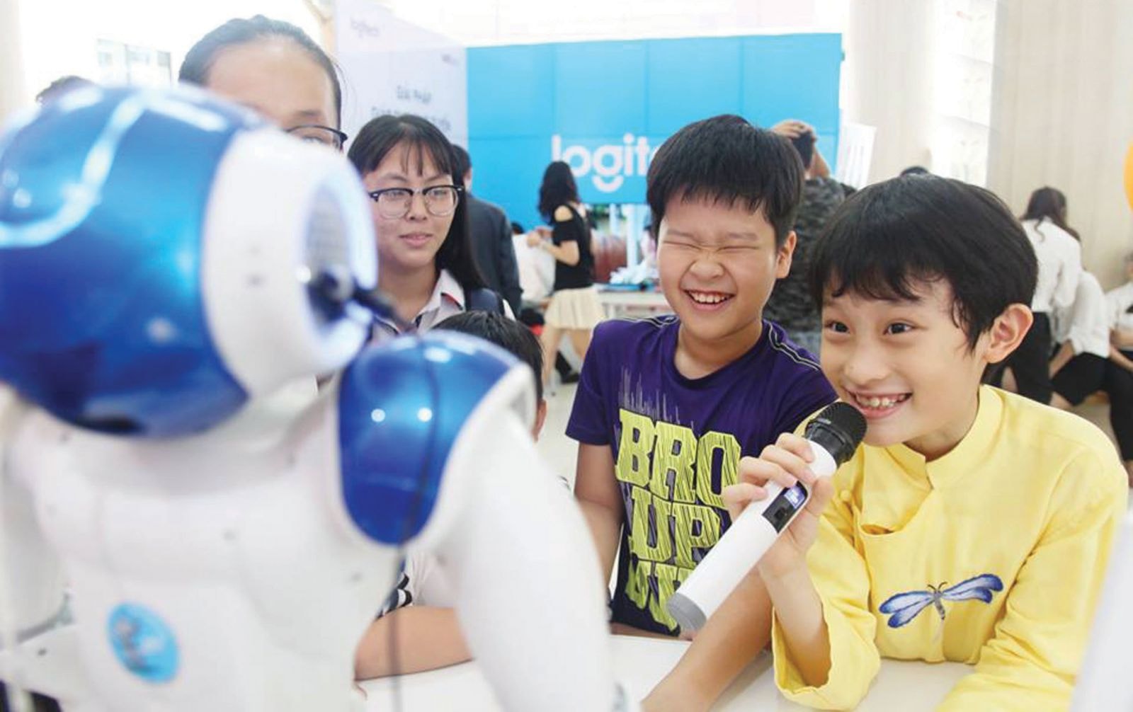 Các học sinh Việt Nam trò chuyện bằng tiếng Anh với robot NAO từ iSMART tại Diễn đàn Giáo dục Sáng tạo Việt Nam.
