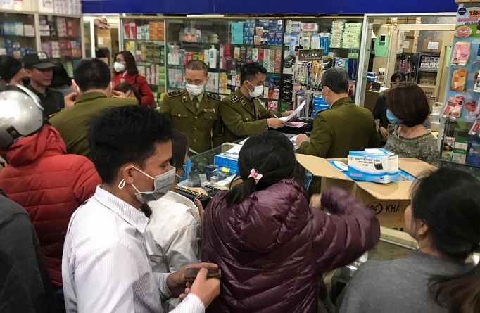 Quản lý thị trường kiểm tra và xử phạt nhiều cửa hàng đẩy giá khẩu trang lên cao