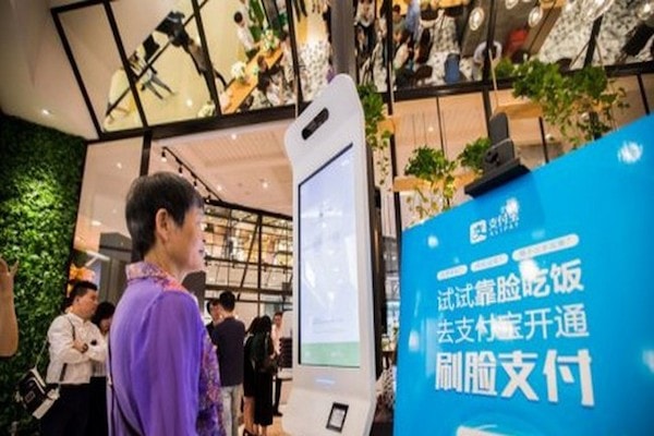 Một khách hàng đang sử dụng giải pháp chi trả nhận diện khuôn mặt 