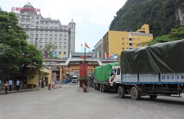 Hàng trăm container tắc nghẽn do phía Trung Quốc kéo dài thời gian đóng cửa khẩu tới hết ngày 8/2.