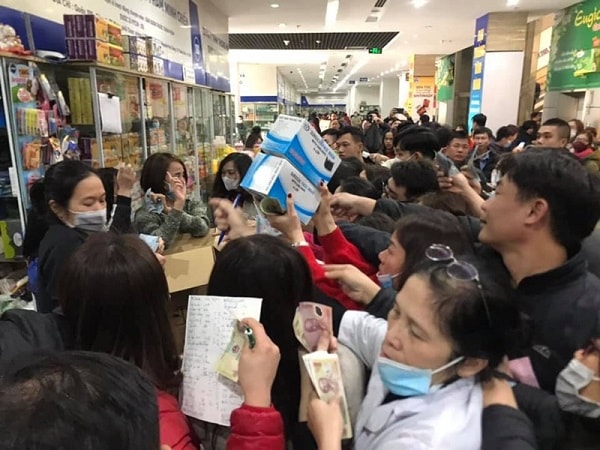 nhiều địa phương đã xảy ra hiện tượng thiếu hàng, thu gom, tăng giá các mặt hàng khẩu trang, nước sát trùng và găng tay y tế. 