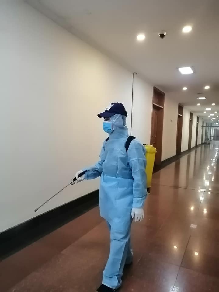 phun khử khuẩn phòng chống dịch Corona tại hành lang. Ảnh: Minh Khuyên