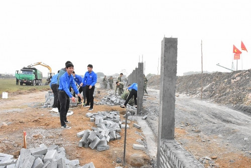 Hàng trăm lượt đoàn viên, thanh niên… các xã Mỹ Lương, Đồng Lạc, Trần Phú và số đông người dân xã Đồng Tâm đã nhiệt thành hỗ trợ lực lượng chức năng để công trình xây dựng tường rào bảo vệ sân bay Miếu Môn. Ảnh: Giang Nam