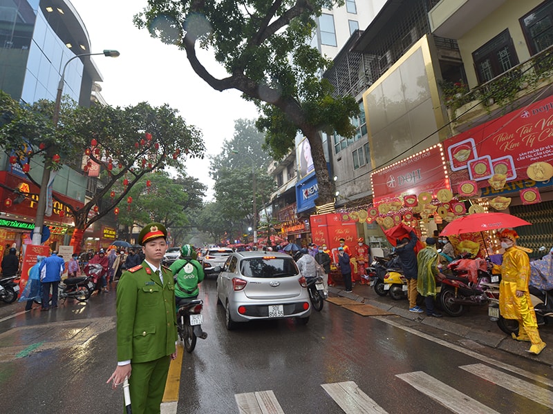 Phố Trần Nhân Tông, quận Hai Bà Trưng - Hà Nội là nơi tập trung nhiều cửa hàng bán vàng của các Cty lớn như DOJI, Phú Quý, Bảo Tín Minh Châu... năm nay, không có cảnh khách hàng xếp hàng dài dằng dặc để mua vàng lấy may nữa.