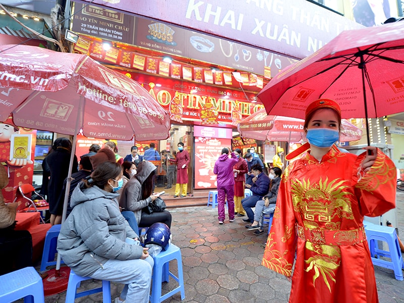 Năm nay đặc biệt là từ nhân viên hoá trang thành Thần Tài hoặc đội múa lân hoạt náo đều phải đeo khẩu trang để đón tiếp khách hàng.