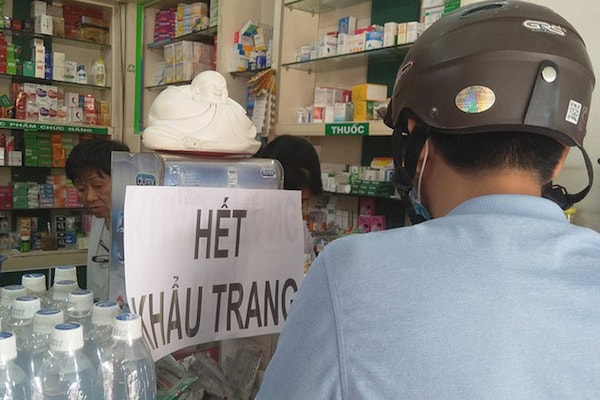 Nhiều cơ sở kinh doanh, quầy thuốc treo biển “Không còn khẩu trang để bán”; “khẩu trang y tế hết hàng”; “hết khẩu trang, nước rửa tay”.