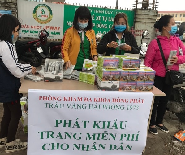 Chiếc bàn phát miễn phí khẩu trang xuất hiện giữa 