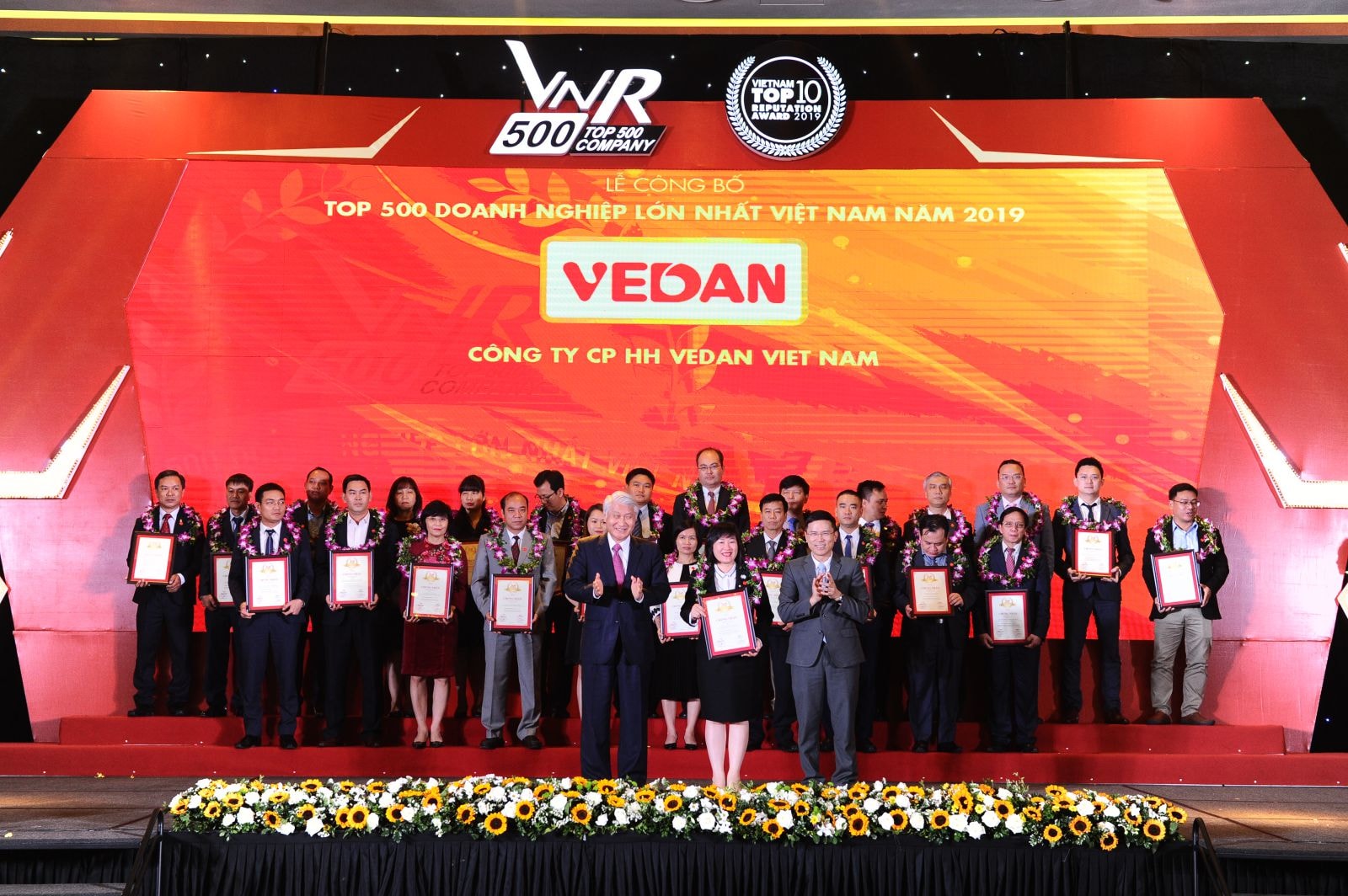 Đại diện Vedan nhận chứng nhận Top 500 Doanh nghiệp lớn nhất Việt Nam năm 2019