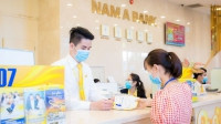 Phòng virus corona nhân viên ngân hàng đeo khẩu trang khi giao dịch