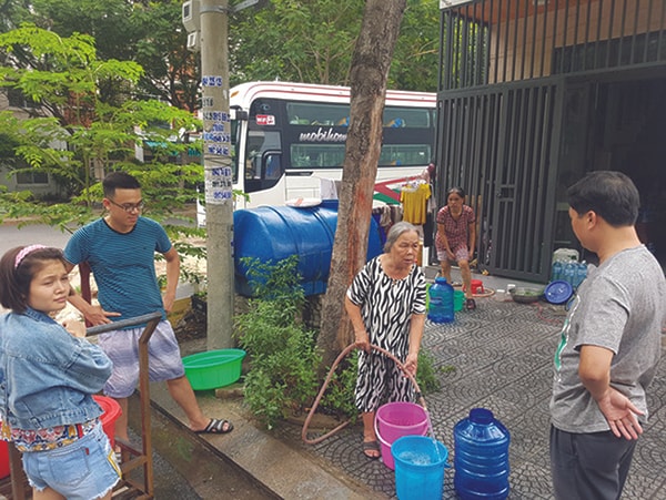 p/Cảnh “đi xin” nước để phục vụ sinh hoạt là nỗi ám ảnh của người dân TP Đà Nẵng trong năm 2019.