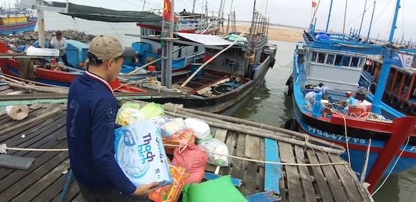 Lương thực, thực phẩm đủ cho khoảng 6 người trên 1 tàu trong một tháng