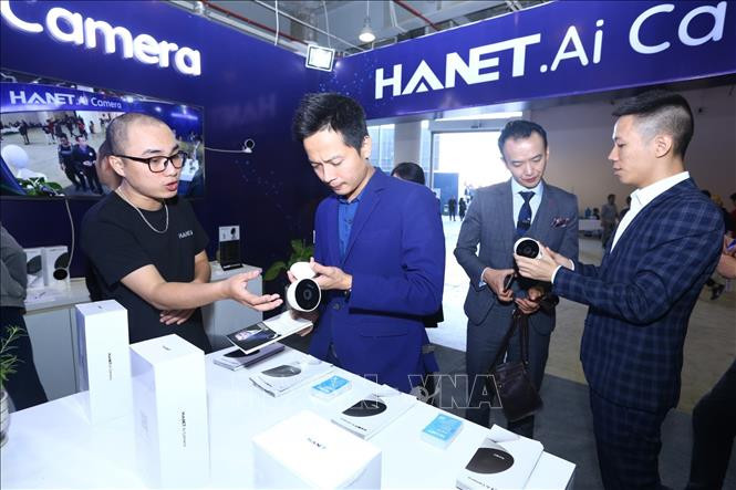 Khách tham quan triển lãm các sản phẩm công nghệ tại Techfest 2019 tại lễ bế mạc Ngày hội khởi nghiệp đổi mới sáng tạo Quốc gia năm 2019 (Techfest Vietnam2019). Ảnh: Minh Quyết/TTXVN