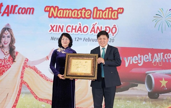 Cán bộ nhân viên Vietjet thực hiện nghi thức đón Phó Chủ tịch nước Đặng Thị Ngọc Thịnh tham dự buổi lễ