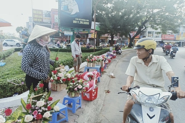 giá bình quân một lãng hoa đẹp có giá bình quân từ 100 – 180 nghìn nhưng khá ít người mua.