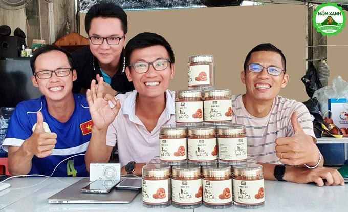 Nguyễn Anh Võ (giữa) cùng các cộng sự 