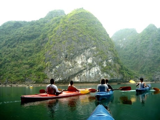 Một dịch vụ chèo thuyền kayak trên Vịnh Lan Hạ, cát Bà.