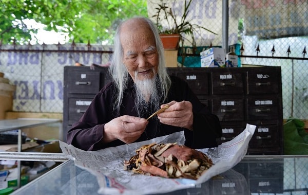 Ở tuổi 98, lương y Phạm Thọ Tầng hàng chục năm qua vẫn miệt mài chế biến thuốc, bỏ tiền xây phòng trọ và chữa bệnh miễn phí cho dân nghèo.