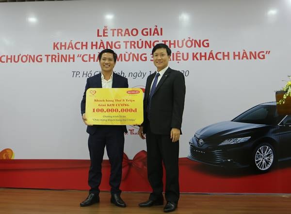 khách hàng thứ 3 triệu của Dai -ichi Life nhận giải thưởng 100 triệu đồng