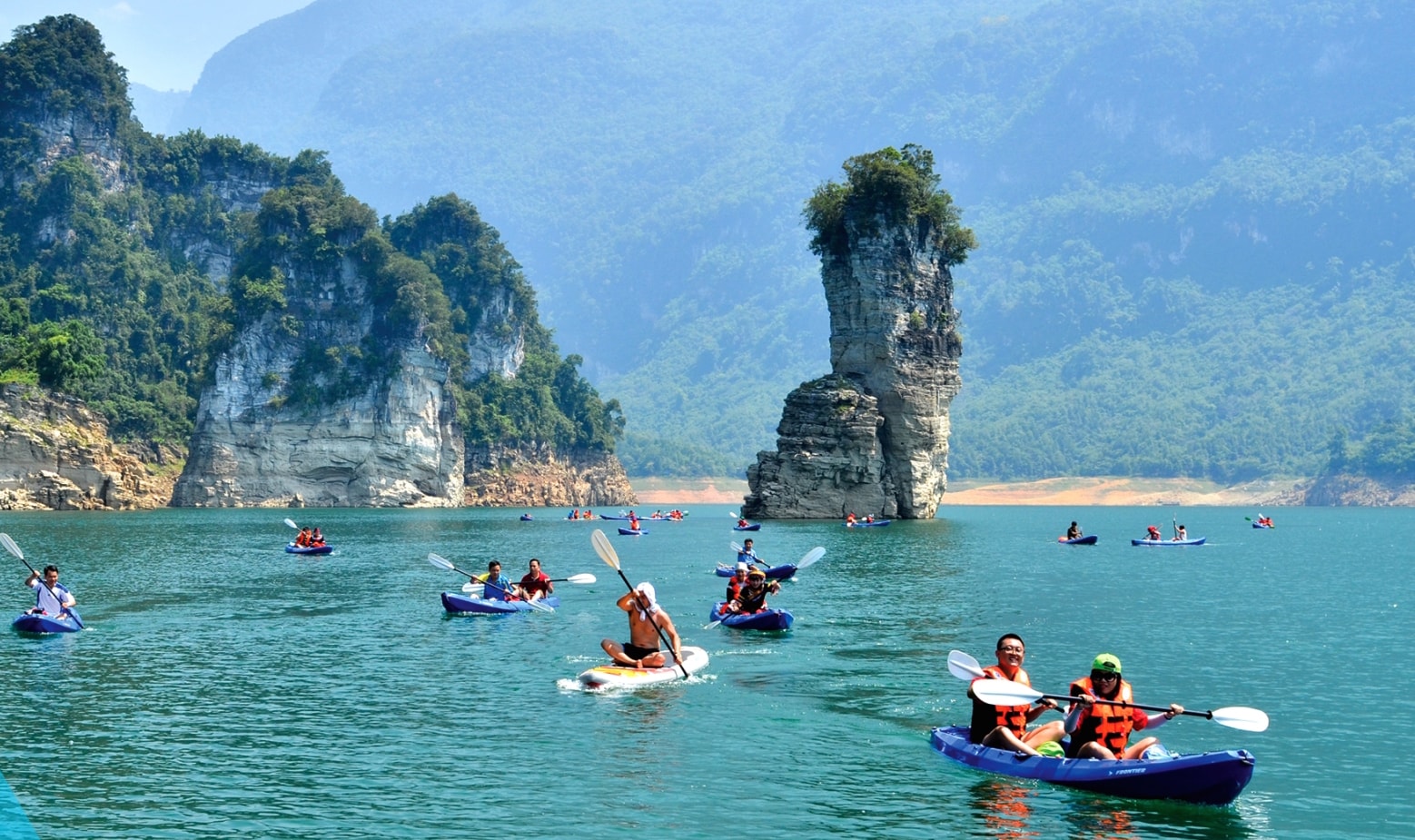 Du lịch trên lòng hồ Na Hang