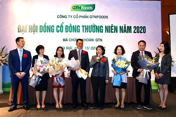 Bà Mai Kiều Liên tặng hoa cho các thành viên HĐQT GTN nhiệm kỳ trước.