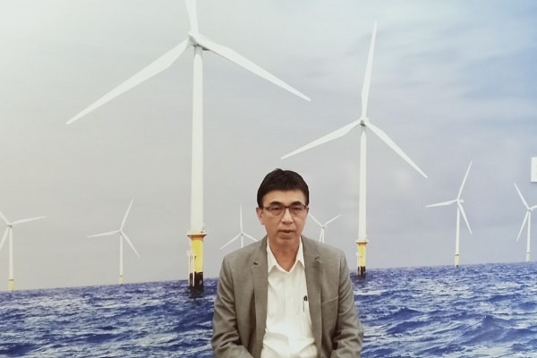 Ông SUPA WAISAYARAT – Tổng giám đốc Công ty năng lượng Thái Lan Super Energy Corporation (đơn vị liên doanh với Tập đoàn HBRE), cho biết: Hiện tại đội ngũ kỹ sư bên phía chúng tôi cũng đã sẵn sàng để hoàn tất công việc theo đúng tiến độ mà nhà nước Việt Nam đã quy định. Tuy nhiên, chúng tôi cũng cần phía Việt Nam hỗ trợ, giải quyết các vấn đề về đất đai và phê duyệt các văn bản cho chúng tôi để hoàn thành tiến độ dự án.p/Và sau nhiều lần gửi yêu cầu và đề nghị chính quyền địa phương tạo điều kiện nhưng đều không có câu trả lời. Do đó, vừa rồi chúng tôi cũng đã gửi đơn nhờ sự hỗ trợ từ Bộ Ngoại giao Thái Lan, và họ cũng đã hứa trong tuần tới sẽ hỗ trợ để có sự chấp thuận từ phía Chính phủ Việt Nam