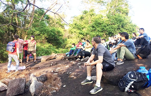 Các thành viên của Công ty TNHH dịch vụ - du lịch Meerkat Travel (huyện Định Quán) hướng dẫn du khách tham quan khu vực rừng Thác Mai - Gia Canh. Ảnh: C.T.V