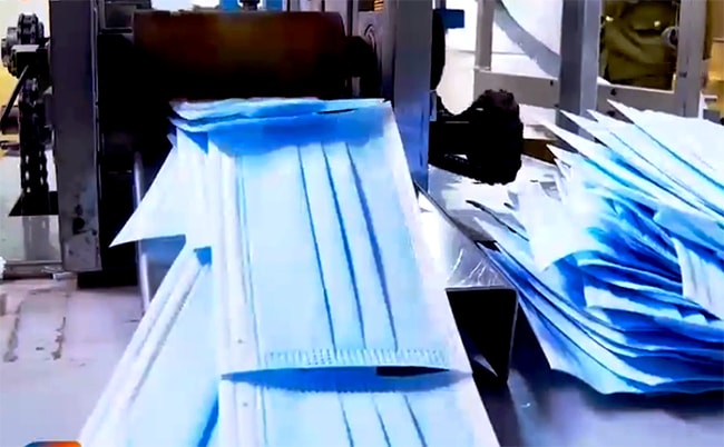 Khẩu trang làm bằng giấy vệ sinh xuất hiện trong những ngày dịch COVID-19 hoành hành