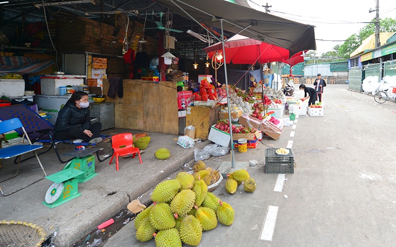 ác chủ sạp cũng chẳng biết làm gì ngoài việc ngồi thẩn thờ, hoặc túm tụm lại với nhau tám chuyện, nhổ tóc sâu, đánh bài hay đọc báo.