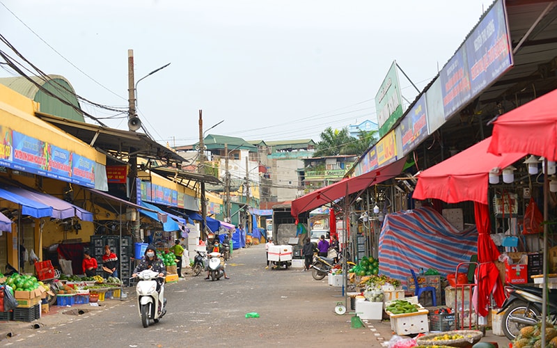 Vẻ vắng lặng khi mới bước vào cổng chợ Long Biên