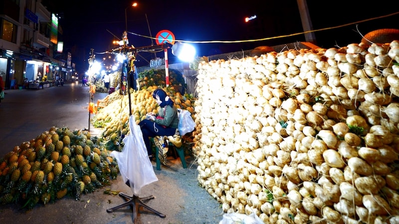 Mặt hàng chủ yếu tại chợ nông sản lớn nhất thủ đô hiện chủ yếu là củ đậu, dứa, dưa hấu do các thương lái đưa từ miền Tây ra.