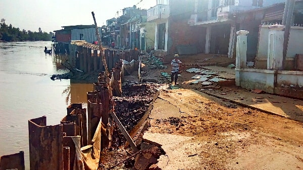 Một điểm sạt lở làm hàng chục căn nhà trôi sông tại xã Thới An Hội, huyện Kế Sách, tỉnh Sóc Trăng.