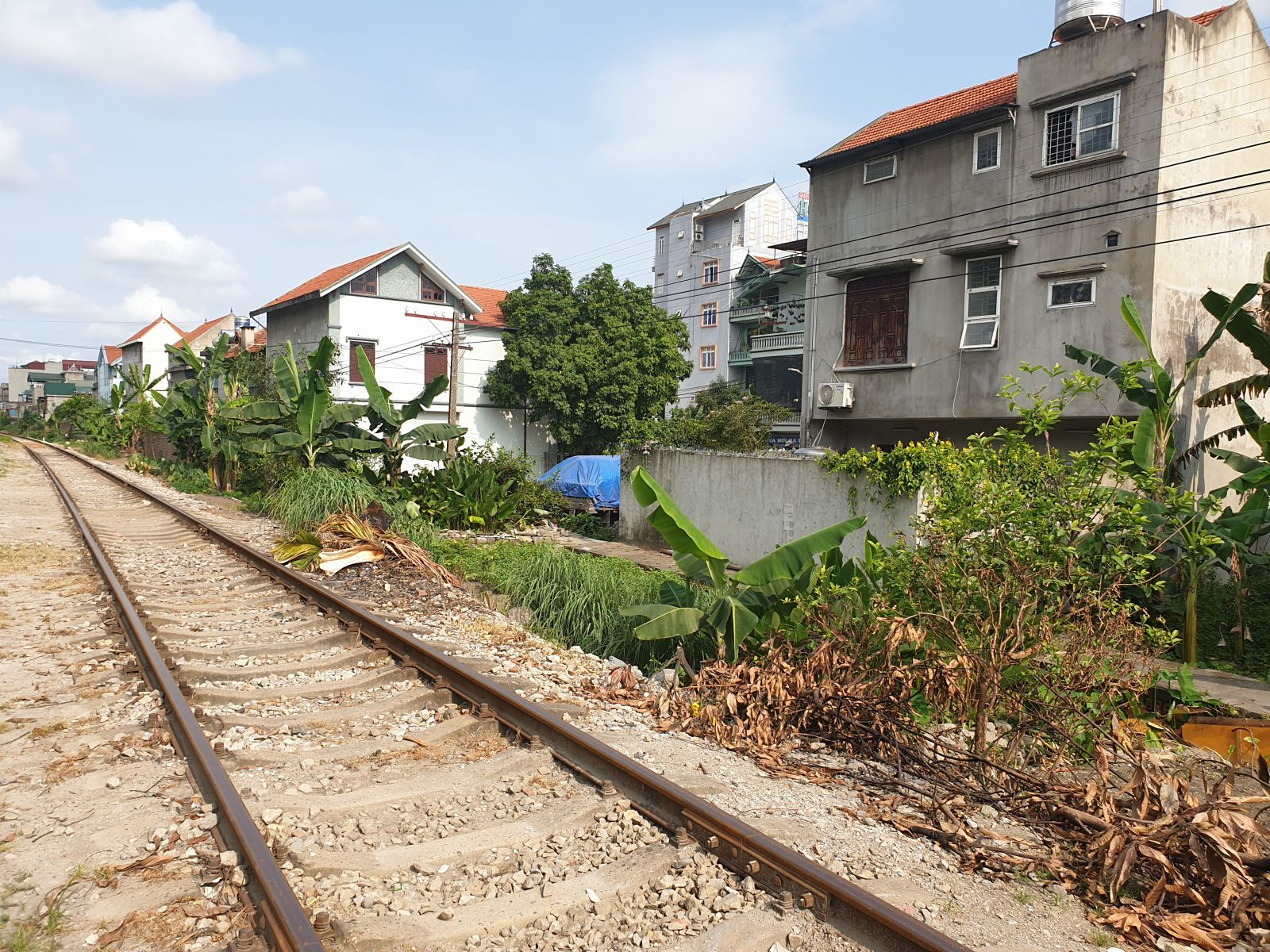 Không chỉ người dân khổ, ngay cả quy hoạch tổng thể của thành phố Uông Bí cũng bị ảnh hưởng bởi dự án đường sắt này. Ảnh Lê Cường