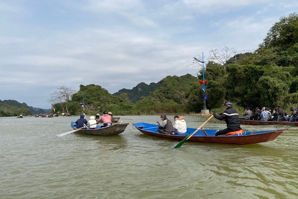 Khách du lịch tới chùa Hương tham quan.