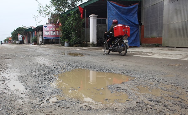 p/Tuyến đường từ quốc lộ 8A vào làng nghề mộc Thái Yên xuống cấp nghiêm trọng