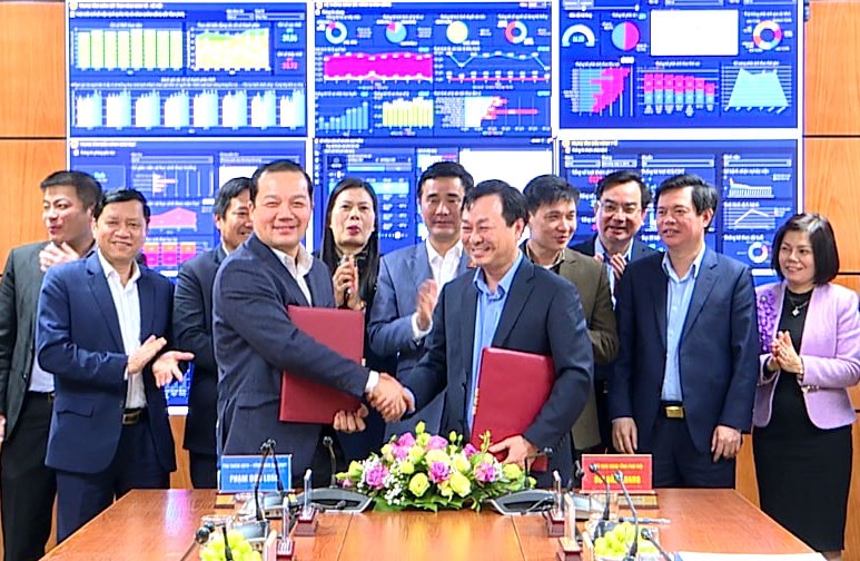 Chủ tịch UBND tỉnh Phú Thọ Bùi Văn Quang và Tổng Giám đốc Tập đoàn VNPT Phạm Đức Long ký biên bản triển khai hợp tác giai đoạn 2020 - 2025