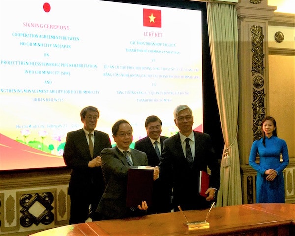 ông Konaka Tetsuo, Trưởng đại diện Văn phòng JICA tại Việt Nam và ông Võ Văn Hoan, Phó Chủ tịch Ủy ban Nhân dân (UBND) TP. Hồ Chí Minh, đã ký Hiệp định Viện trợ không hoàn lại của “Dự án Cải tạo phục hồi Đường cống Thoát nước cũ, xuống cấp bằng công nghệ không đào hở tại Thành phố Hồ Chí Minh”