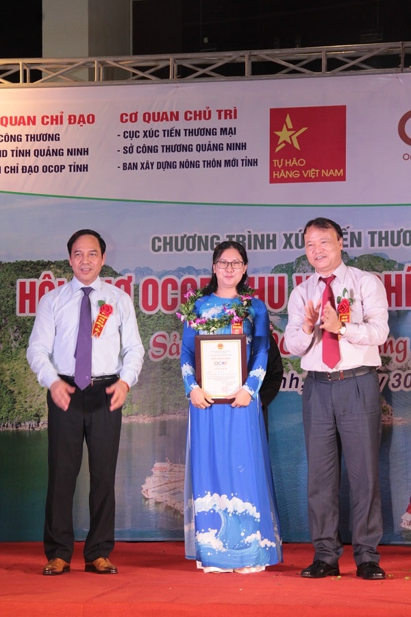 Lãnh đạo tỉnh Quảng Ninh trao chứng nhận 5 sao cho sản phẩm Ruốc hàu