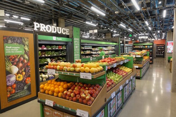 Bên trong cửa hàng Amazon Go Grocery, thay vì các sản phẩm chế biễn sẵn là các thực phẩm tươi như hoa quả.