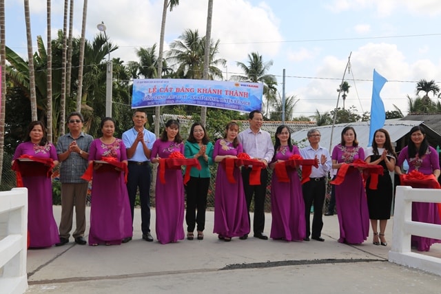 Lãnh đạo Ngân hàng Việt Nam Thương Tín (Vietbank) cùng lãnh đạo tỉnh Sóc Trăng và huyện Kế Sách cắt băng khánh thành Cầu Tư Sỹ tại xã Kế Thành, huyện Kế Sách, tỉnh Sóc Trăng.